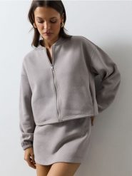 Krótka bluza z błyszczącymi aplikacjami - szary. Szare bluzy damskie Sinsay, l, z aplikacjami, bez ramiączek, bez kaptura. Za 59.99 zł.