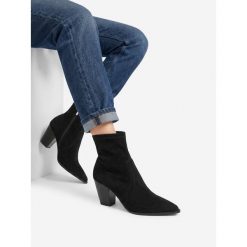 Botki Nine West. Czarne botki damskie Nine West, bez wzorów, bez obcasa, na słupku, bez zapięcia. Za 329.99 zł.