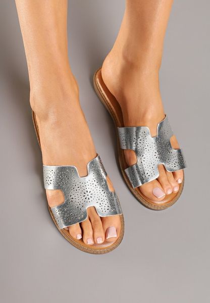 Srebrne Eleganckie Klapki z Ozdobną Perforacją Tillivella. Szare klapki damskie Renee, bez wzorów, z jeansu, eleganckie, bez obcasa, na płaskiej podeszwie, bez zapięcia. Za 49.99 zł.