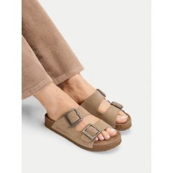 Klapki G-Star. Brązowe klapki damskie G-Star, bez wzorów, retro, bez obcasa, bez zapięcia. Za 179.99 zł.