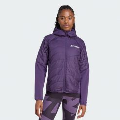 Ocieplana hybrydowa kurtka z kapturem Terrex Multi CLIMAWARM. Fioletowe kurtki sportowe damskie Adidas, uniwersalny, bez wzorów, bez ramiączek, z kapturem, trekkingowe, ClimaWarm (Adidas). Za 529.00 zł.