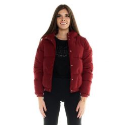 Kurtka puchowa na co dzień na siłownię. Czerwone kurtki sportowe damskie LEONE 1947 APPAREL, bez wzorów, z poliesteru, bez ramiączek, bez kaptura, na fitness i siłownię. Za 410.48 zł.