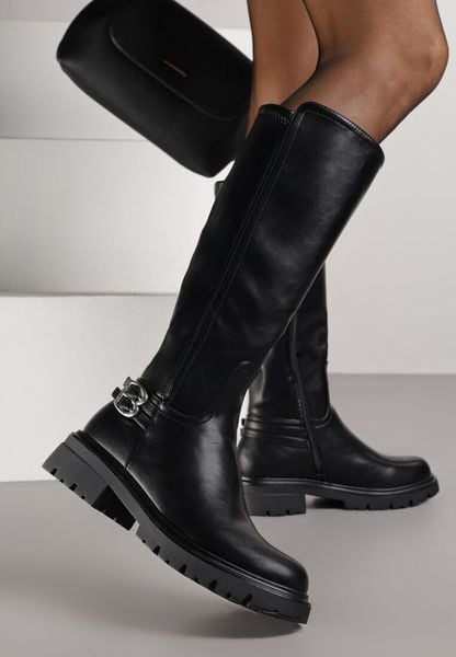 Czarne Kozaki Oficerki na Grubej Podeszwie Zdobione Klamrami przy Kostce Saliseva. Czarne kozaki damskie Born2be, z aplikacjami, z jeansu, bez obcasa, na płaskiej podeszwie, bez zapięcia. Za 189.99 zł.