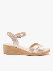 Platynowe sandały na koturnie. Brązowe sandały damskie Ryłko, bez wzorów, ze skóry, z okrągłym noskiem, bez obcasa, na koturnie, bez zapięcia. Za 399.99 zł.