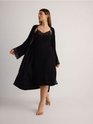 Szlafrok z koronkowym wykończeniem - czarny. Czarne szlafroki damskie Reserved, l, bez wzorów, z koronki, bez ramiączek, bez kaptura. W wyprzedaży za 65.99 zł.