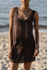 Mini spódniczka z wiskozy w kolorze COFFE SHAKE - MEGAN. Brązowe spódnice damskie Marsala, bez wzorów, z nylonu, eleganckie, mini, dopasowane. W wyprzedaży za 62.97 zł.