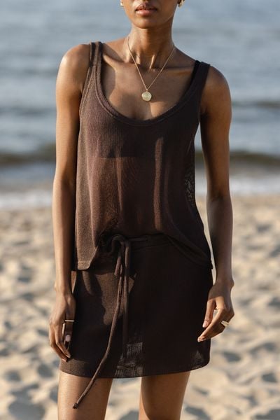 Mini spódniczka z wiskozy w kolorze COFFE SHAKE - MEGAN. Brązowe spódnice damskie Marsala, bez wzorów, z nylonu, eleganckie, mini, dopasowane. W wyprzedaży za 62.97 zł.