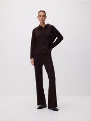 Prążkowany kardigan z kołnierzykiem - brązowy. Brązowe kardigany damskie Reserved, l, bez wzorów, z dzianiny, bez kołnierzyka. Za 129.99 zł.