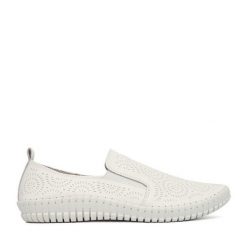 Półbuty Go Soft. Białe półbuty damskie GO SOFT, bez wzorów, bez obcasa, na płaskiej podeszwie, bez zapięcia. Za 169.99 zł.