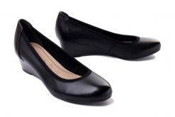 TAMARIS 22320-42 003 black, czółenka damskie. Czarne czółenka damskie Tamaris, bez wzorów, bez obcasa, na koturnie, bez zapięcia. Za 258.01 zł.