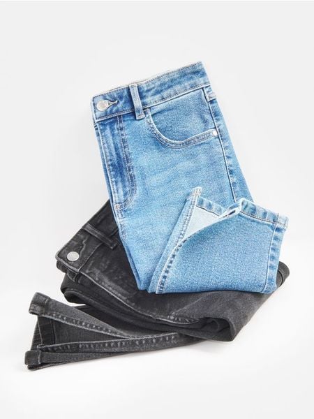 Jeansy slim fit z rozcięciem - niebieski. Niebieskie jeansy damskie Reserved, bez wzorów, z bawełny. Za 139.99 zł.