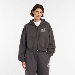 Bluza damska New Balance WJ6109B2ABR – szara. Szare bluzy damskie New Balance, m, bez wzorów, z bawełny, klasyczne, bez ramiączek, z kapturem. Za 299.99 zł.