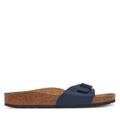 Klapki Birkenstock. Czarne klapki damskie Birkenstock, bez wzorów, bez obcasa, bez zapięcia. Za 359.99 zł.