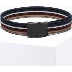 Pasek męski parciany - granatowy V1 A649 - uniwersalny. Niebieskie paski męskie Ombre Clothing. W wyprzedaży za 19.99 zł.