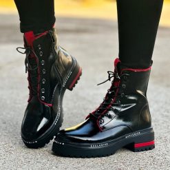 Czarne zimowe lakierowane botki damskie na traperze Filippo Dbt3108/25. Czarne botki damskie Filippo, na jesień, bez wzorów, z lakierowanej skóry, eleganckie, z okrągłym noskiem, bez obcasa, bez zapięcia. Za 319.00 zł.