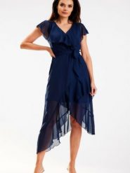 Sukienka Model A574 Navy - awama. Niebieskie sukienki damskie Awama, na imprezę, l, z aplikacjami, eleganckie, z asymetrycznym kołnierzem, plus size, bez ramiączek, asymetryczne. Za 407.87 zł.