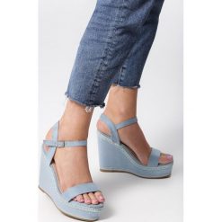 Niebieskie Sandały Daleyza. Niebieskie sandały damskie Born2be, bez wzorów, bez obcasa, na koturnie, bez zapięcia. Za 39.99 zł.