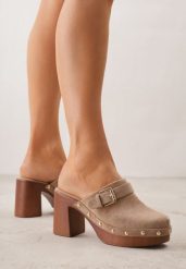 Ciemnobeżowe Klapki na Obcasie Typu Chodaki Ozdobione Nitami i Klamrami Herminna. Brązowe klapki damskie Born2be, bez wzorów, z jeansu, eleganckie, bez obcasa, na obcasie, bez zapięcia. Za 119.99 zł.