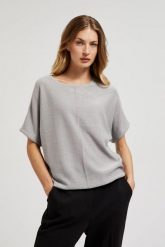 Sweter oversize z krótkimi rękawami szary. Szare swetry nierozpinane damskie MOODO, l, bez wzorów, bez kołnierzyka, bez ramiączek. W wyprzedaży za 69.99 zł.