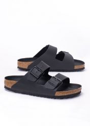 Klapki unisex czarne Birkenstock Arizona BF. Czarne klapki damskie Birkenstock, bez wzorów, z materiału, bez zapięcia. W wyprzedaży za 337.99 zł.