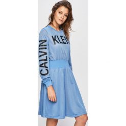 Calvin Klein Jeans - Sukienka. Niebieskie sukienki damskie Calvin Klein Jeans, na co dzień, s, bez wzorów, z dzianiny, casualowe, bez kołnierzyka, bez ramiączek, maxi, proste. W wyprzedaży za 459.90 zł.