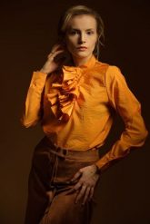 Złota koszula z żabotem. Żółte koszule damskie Hultaj Polski, l, bez wzorów, z jeansu, biznesowe, bez kołnierzyka, bez ramiączek. Za 339.00 zł.