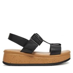 Sandały Lasocki. Czarne sandały damskie Lasocki, bez wzorów, bez obcasa, na koturnie, bez zapięcia. Za 118.99 zł.