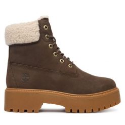 Trzewiki Timberland. Brązowe botki damskie Timberland, bez wzorów, bez obcasa, na płaskiej podeszwie, bez zapięcia. Za 849.99 zł.