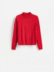 Sweter z obniżoną linią ramion - czerwony. Czerwone swetry nierozpinane damskie Reserved, l, bez wzorów, z dzianiny, bez kołnierzyka, bez ramiączek. Za 119.99 zł.