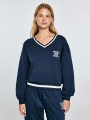 Bluza damska w stylu college z haftem z dekoltem v-neck granatowa Gabriella 403. Niebieskie bluzy damskie BIG STAR, l, bez wzorów, z dzianiny, eleganckie, bez ramiączek, bez kaptura. Za 199.99 zł.