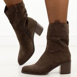 D.Brązowe zamszowe ażurowe botki damskie na obcasie M.Daszyński 2337-12. Brązowe botki damskie M.Daszyński, na jesień, w ażurowe wzory, z materiału, eleganckie, bez obcasa, na obcasie, bez zapięcia. Za 209.00 zł.