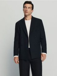 Dwurzędowa marynarka - czarny. Czarne marynarki męskie Reserved, l, bez wzorów, z tkaniny, bez kołnierzyka, bez ramiączek. Za 359.99 zł.