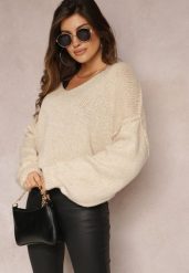 Jasnobeżowy Sweter z Trójkątnym Dekoltem i Szerokimi Rękawami Sarahena. Brązowe swetry nierozpinane damskie Renee, bez wzorów, casualowe, bez kołnierzyka, bez ramiączek. Za 84.99 zł.