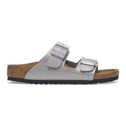 Klapki Birkenstock Arizona Bs 1029453 srebrny. Szare klapki damskie bez wzorów, z materiału, casualowe, z otwartym noskiem, bez obcasa, bez zapięcia. Za 436.24 zł.