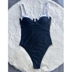 Jednoczęściowy strój kąpielowy z lamówką i wbudowanym stanikiem na lato Aglaja. Czarne stroje kąpielowe damskie Intica, l, bez wzorów, z materiału. Za 169.00 zł.