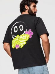 Męski bawełniany T-shirt o kroju lose fit z printami - czarny V1 - Rozmiar: L. Czarne t-shirty męskie Ombre Clothing, l, bez wzorów, z bawełny, bez kołnierzyka, bez ramiączek. W wyprzedaży za 79.99 zł.