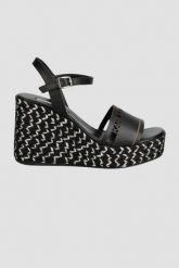 KARL LAGERFELD Czarne sandały Gable. Czarne sandały damskie KARL LAGERFELD, bez wzorów, bez obcasa, bez zapięcia. W wyprzedaży za 739.99 zł.