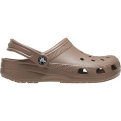 Klapki dla dorosłych Crocs Classic. Brązowe klapki damskie Crocs, bez wzorów, sportowe, bez obcasa, bez zapięcia. Za 224.96 zł.