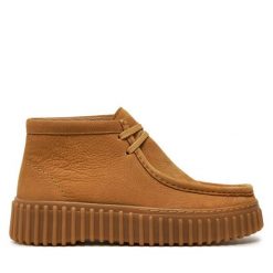 Trzewiki Clarks. Brązowe botki damskie Clarks, bez wzorów, bez obcasa, na płaskiej podeszwie, bez zapięcia. Za 539.99 zł.