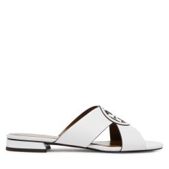 Klapki Tory Burch. Białe klapki damskie Tory Burch, bez wzorów, bez obcasa, bez zapięcia. Za 809.99 zł.