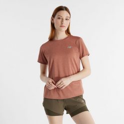 Koszulka damska New Balance WT41253SWA – brązowa. Brązowe bluzki damskie New Balance, l, bez wzorów, z materiału, sportowe, bez kołnierzyka, bez ramiączek. Za 99.99 zł.