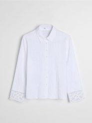 Bawełniana teksturowana koszula z koronkowym mankietem - biały. Białe koszule damskie Sinsay, l, bez wzorów, z bawełny, bez kołnierzyka, bez ramiączek. Za 49.99 zł.