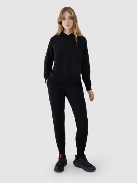 4F Spodnie dresowe joggery damskie - czarne XS. Czarne spodnie dresowe damskie 4F, bez wzorów, z bawełny, sportowe. Za 129.99 zł.