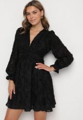 Czarna Rozkloszowana Sukienka Koronkowa z Gumką w Pasie Semittes. Czarne sukienki damskie Born2be, na randkę, l, z aplikacjami, z koronki, eleganckie, bez kołnierzyka, bez ramiączek, mini, rozkloszowane. Za 139.99 zł.