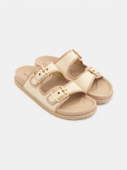 Klapki z dwoma paskami - brązowy. Brązowe klapki damskie Sinsay, bez wzorów, bez obcasa, bez zapięcia. Za 39.99 zł.