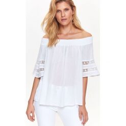 BLUZKA DAMSKA Z KORONKĄ. Białe bluzki damskie TOP SECRET, bez wzorów, z koronki, bez kołnierzyka, bez ramiączek. W wyprzedaży za 44.99 zł.