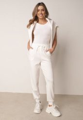 Białe Spodnie Dresowe Joggery z Wysokim Stanem i Ściągaczami przy Kostkach Janlea. Białe spodnie materiałowe damskie Born2be, bez wzorów, z dresówki, casualowe, z podwyższonym stanem, długie. Za 89.99 zł.