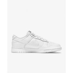 Buty sportowe Nike Dunk Low Triple White. Białe obuwie sportowe damskie Nike, bez wzorów, bez zapięcia, trekkingowe. Za 699.00 zł.