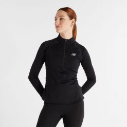 Bluza damska New Balance WT43200BK – czarna. Czarne bluzy damskie New Balance, s, bez wzorów, z dresówki, sportowe, bez ramiączek, bez kaptura. Za 389.99 zł.