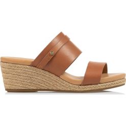 UGG Klapki damskie marki Ugg 1124993-TLTH. Klapki damskie UGG, bez wzorów, bez obcasa, bez zapięcia. Za 399.00 zł.